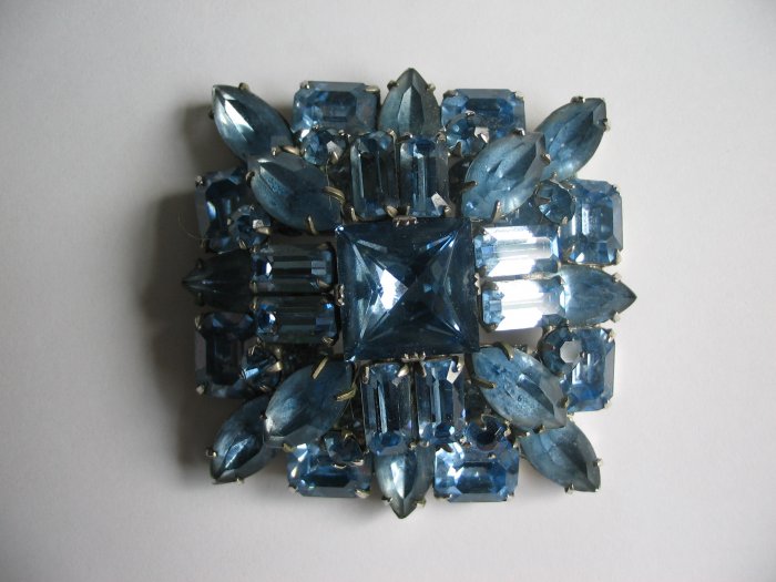 BLUE TOPAZ SQUARE BROOCH