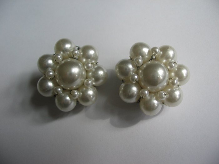 WHITE PEARL BEAD EARRINGS