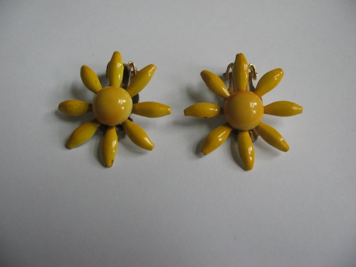 YELLOW DAISY EARRINGS