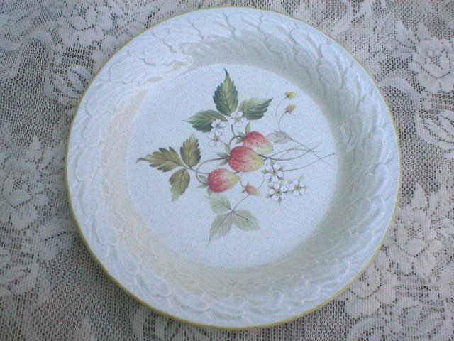 Mikasa Laurel C3002 Strawberry Fields China Dinner Plate