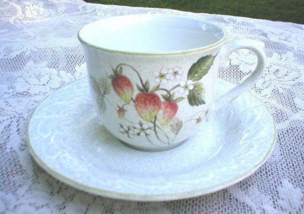 Mikasa Laurel C3002 Strawberry Fields China Cup & Saucer