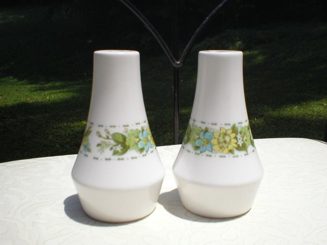Noritake 9026 Springfield Progression China Salt Pepper Shaker set Shakers