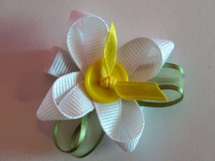 Spring Flower hair bow clippie ... Choose form 6 beatiful colors....