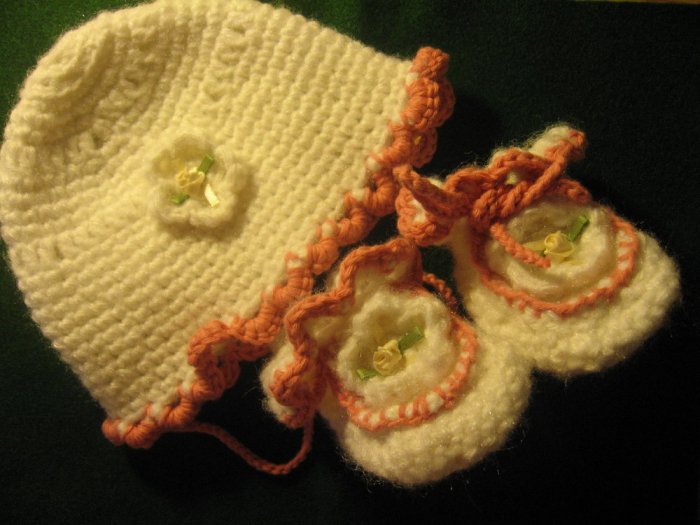 Little Girls crochet set of Little flower hat and booties 0 3 months