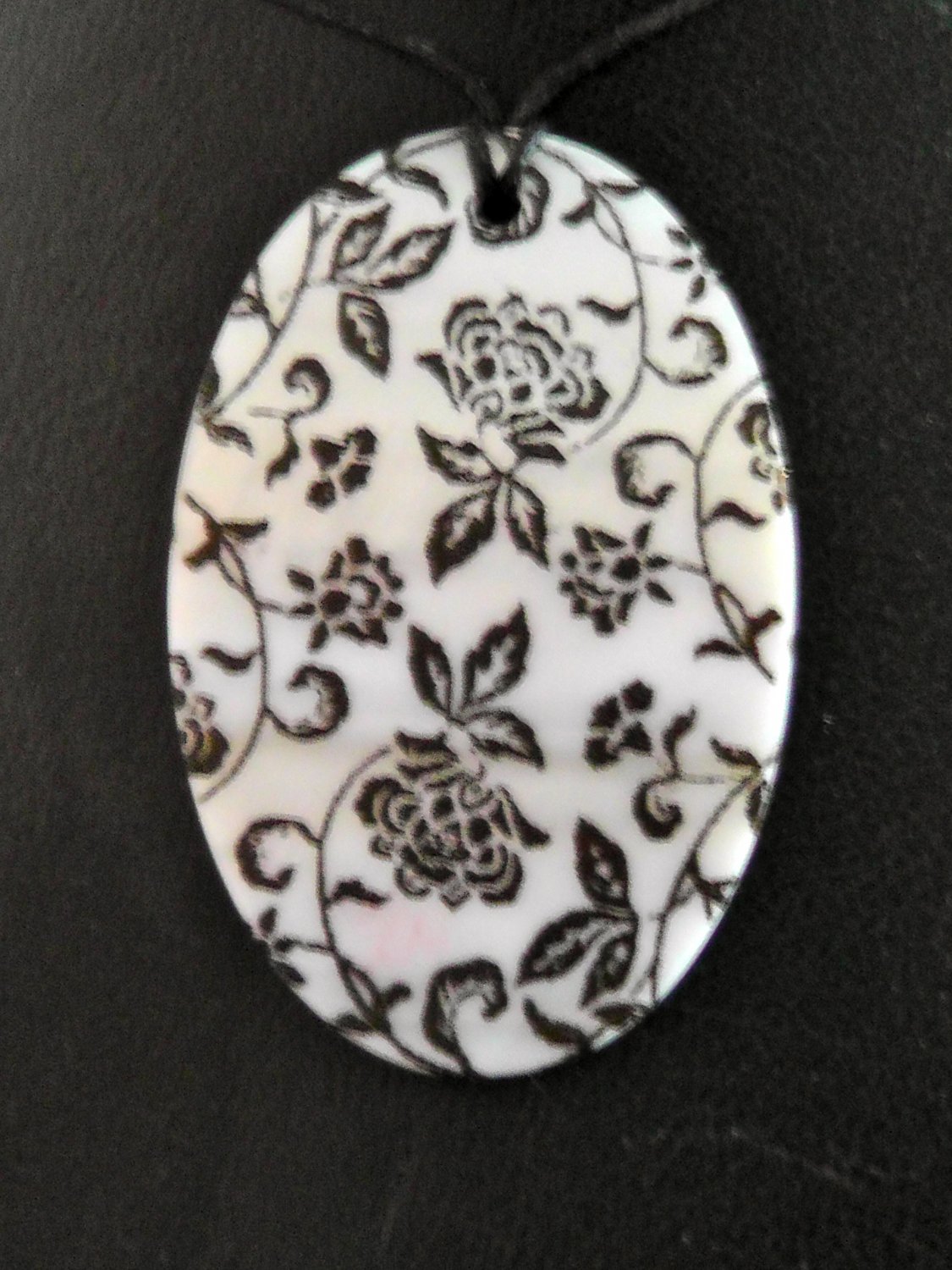 STUNNING HANDPAINTED MOTHER OF PEARL PENDANT