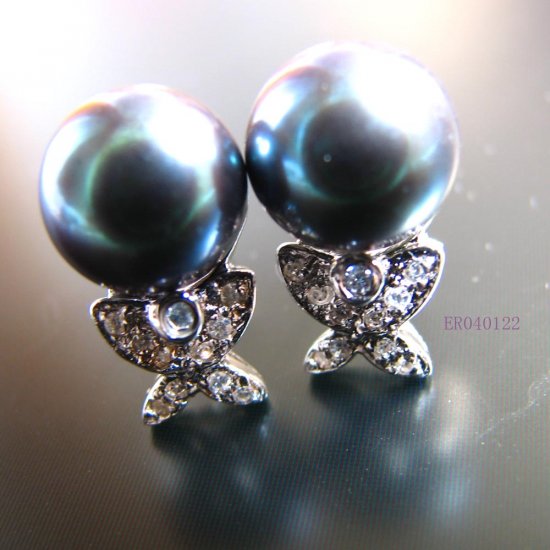 Black stud pearl earrings