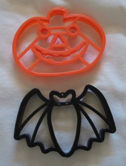 Halloween Plastic Cookie Cutters Set of 2 Large Pumpkin Jack O Lantern Bat