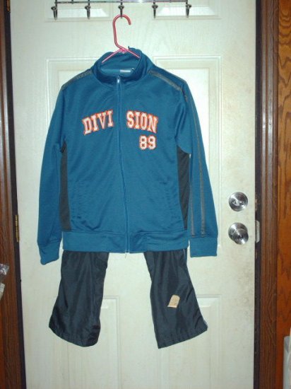 Boy's Like new Athletic Works 2 Piece set Size Large
