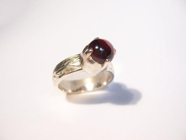 Garnet w/engraved band
