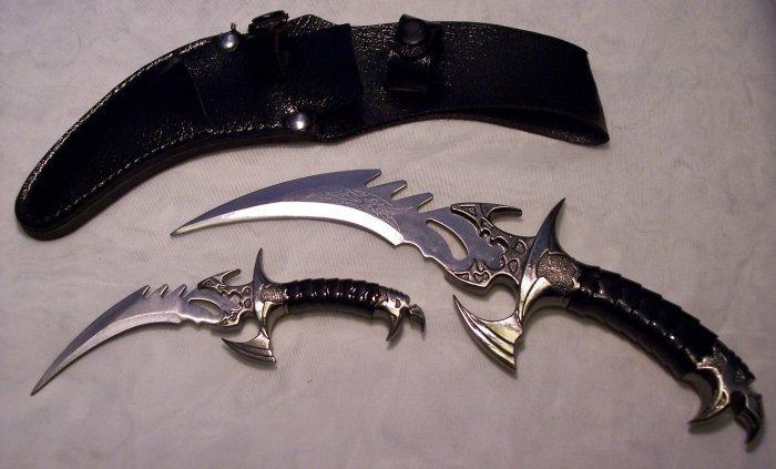 Set of Two Curved Dragon Knives