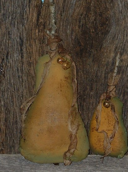 Primitive Set of 2 Grungy Grubby Stuffed Pears E Pattern