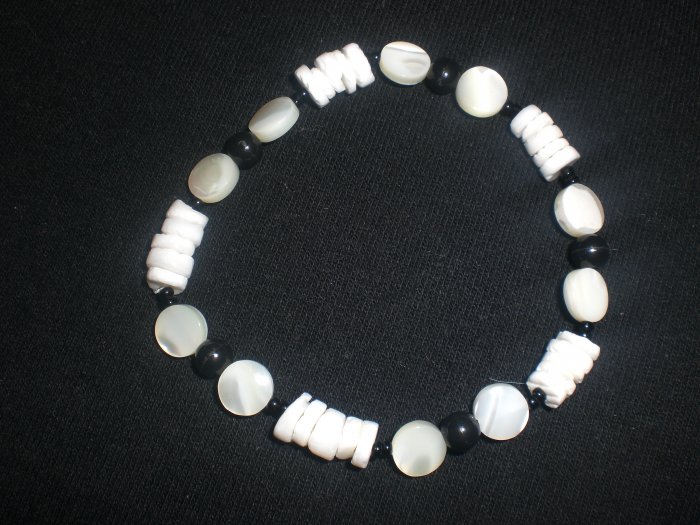 Stretch bracelet with shell beads and black round beads