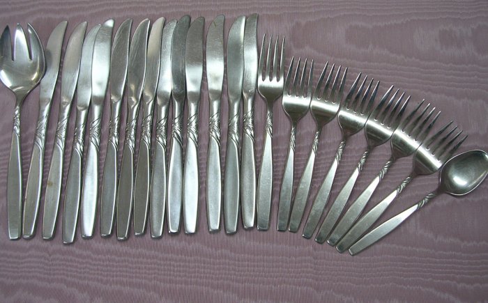 INTERNATIONAL SWIRL 22pc SUPREME STAINLESS FLATWARE SILVERWARE