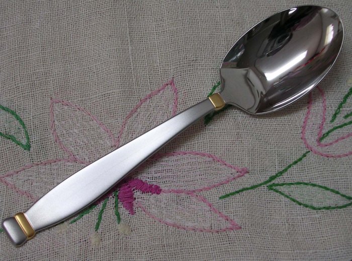 ONEIDA GOLDEN KENSINGTON SERVING SPOON STAINLESS FLATWARE SILVERWARE