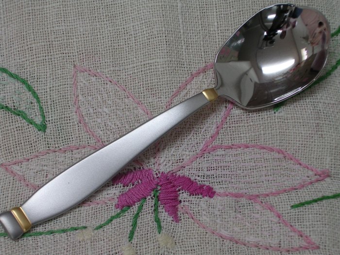 ONEIDA GOLDEN KENSINGTON SUGAR SHELL STAINLESS STEEL FLATWARE SILVERWARE