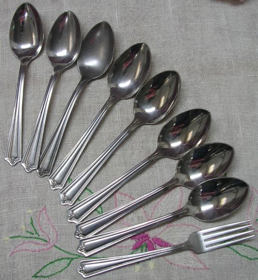 DS DS 1 DS1 KNIFE &8 PLACE SPOONS STAINLESS FLATWARE SILVERWARE