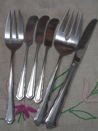 INTERNATIONAL COLONIAL MANOR 6pc STAINLESS FLATWARE SILVERWARE