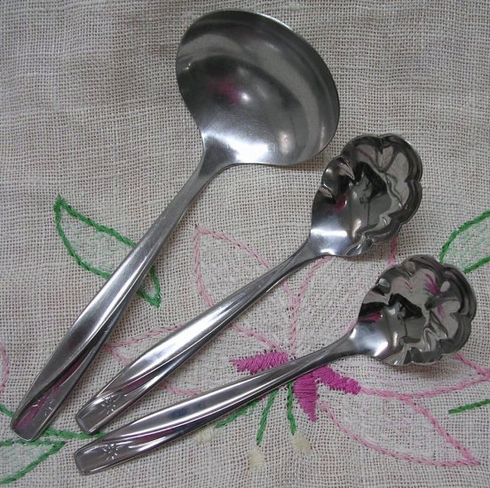 INTERNATIONAL LONE STAR LONESTAR LADLE & 2 SPOONS Wm ROGERS STAINLESS FLATWARE SILVERWARE