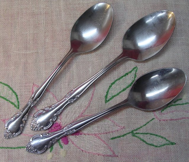 ESTIA CASCADE SERVING & 2 PLACE SPOONS STAINLESS FLATWARE SILVERWARE