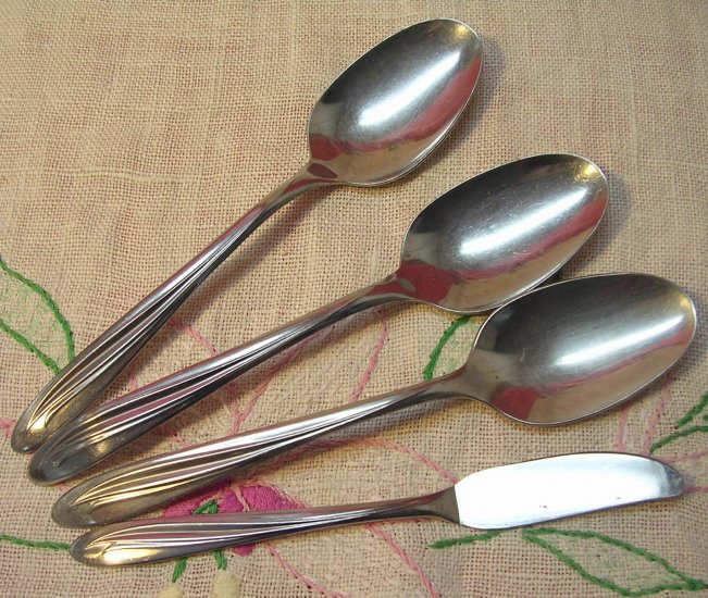 INTERNATIONAL DYNAMIC SPREADER & 3 PLACE SPOONS SUPERIOR STAINLESS FLATWARE SILVERWARE