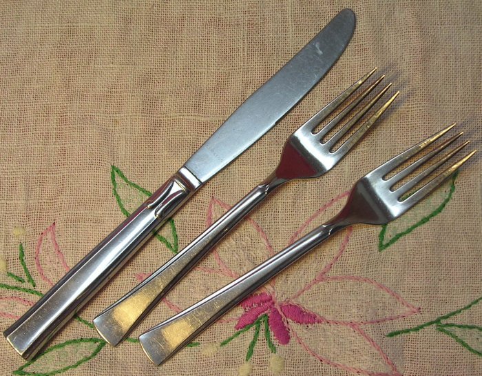 INTERNATIONAL INS 176 INS176 PLACE KNIFE &2 SALAD FORKS SILCO STAINLESS FLATWARE SILVERWARE