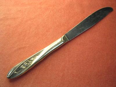 INTERNATIONAL ROGERS LOVELY ROSE PLACE KNIFE 1960 SILVERPLATE FLATWARE