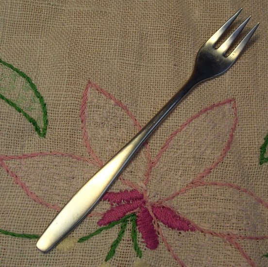 INTERNATIONAL TODAY SEAFOOD FORK DELUXE STAINLESS FLATWARE SILVERWARE