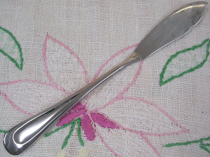 ONEIDA SAND DUNE GLOSSY SPREADER STAINLESS FLATWARE SILVERWARE