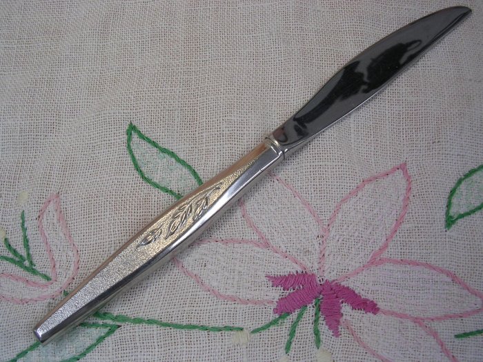 ONEIDA WOODMERE PLACE KNIFE COMMUNITY STAINLESS FLATWARE SILVERWARE
