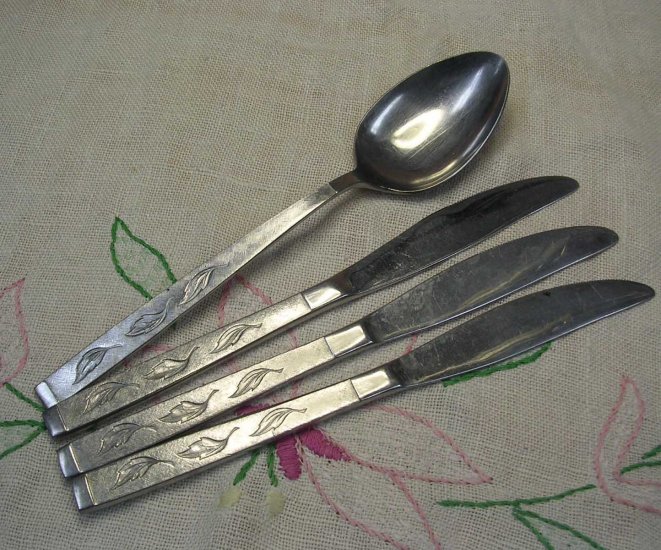 CARLTON CAS 2 CAS2 SERVING SPOON &3 KNIVES STAINLESS FLATWARE SILVERWARE