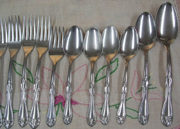 INTERNATIONAL INS 118 INS118 16pc SUPERIOR STAINLESS FLATWARE SILVERWARE