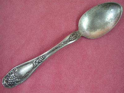 INTERNATIONAL RC Co ISABELLA GRAPE 1913 TEASPOON SILVERPLATE FLATWARE SILVERWARE
