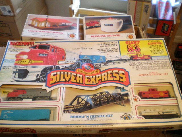 Bachman HO Diesel Locomotive -- Sante Fe Silver Express
