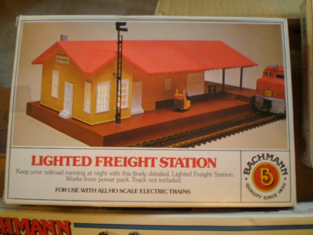Bachman HO Lighted Freight Station 46216