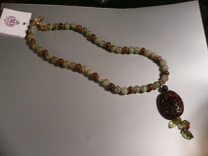 Necklace Green Aventine & Carved Drop