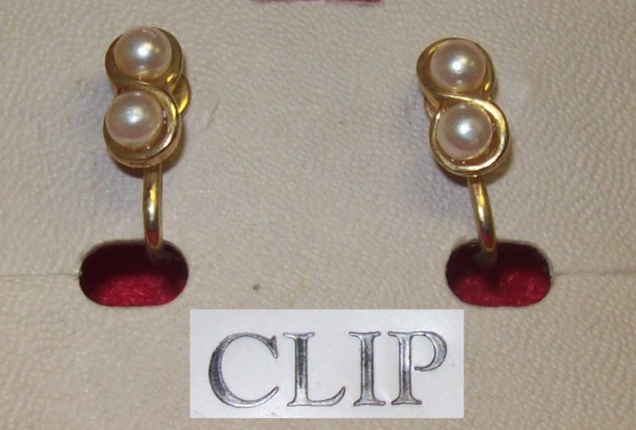 Jewelry, 1 Pr pearl earrings in gold figure 8, clip ons