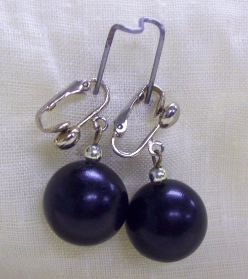 Fashion, Costume Jewelry, a pair of black ball clip on earrings