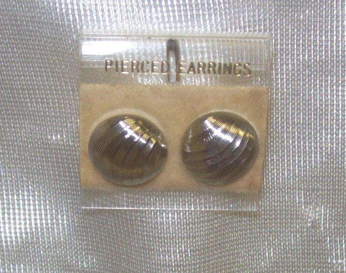 Fashion Jewelry, a pair of Gold tone button earring with grooves
