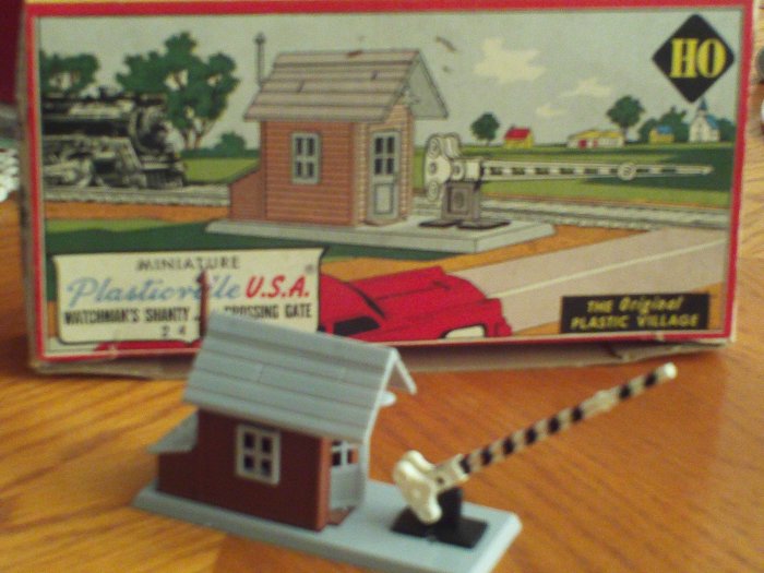 Plasticville Watchman's Shanty with Crossing Gate
