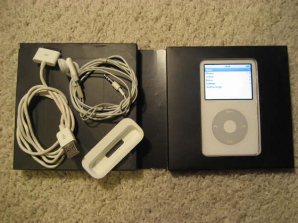 Apple Ipod Video 30GB White MP3 5th Gen MA002LL/A