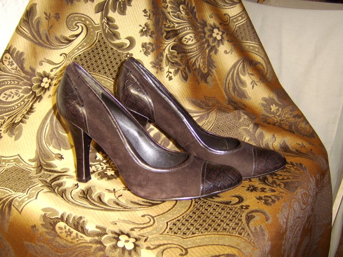 Women's Nine West 8 1/2 M Cocoa Suede Pumps (4 in heel)