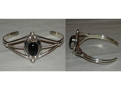 Sterling silver bracelet adorned with one ONIX STONE