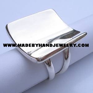 .950 Silver Ring with Curved Plate Design