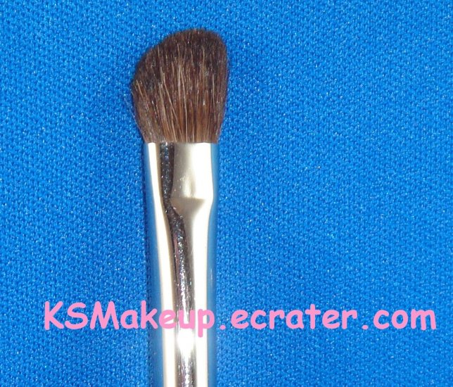 M•A•C- MEDIUM ANGLED SHADING BRUSH #275