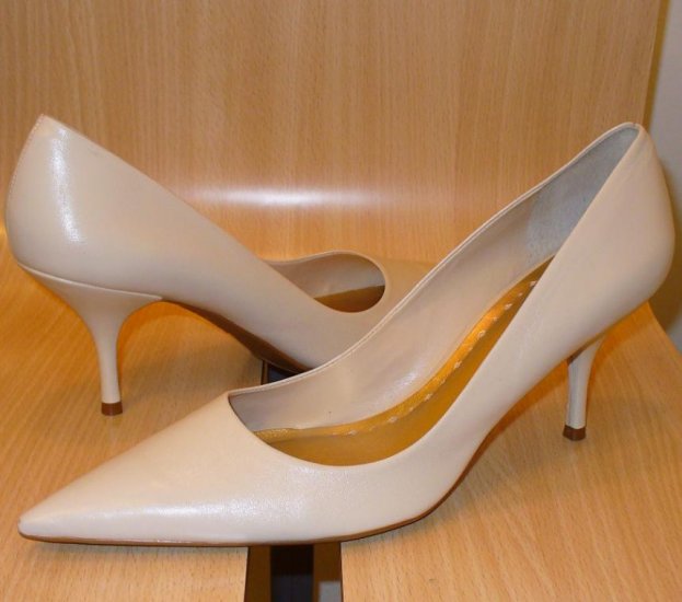 BCBGIRLS Leather Kitten Heels Pumps Shoes New 11