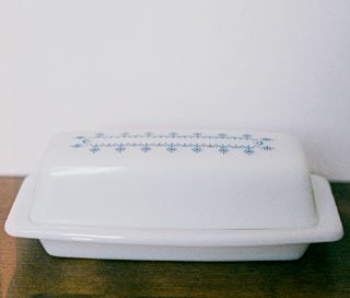 Pyrex Corelle Corning SNOWFLAKE BLUE GARLAND Milk Glass Butter Dish & Lid USA Vintage