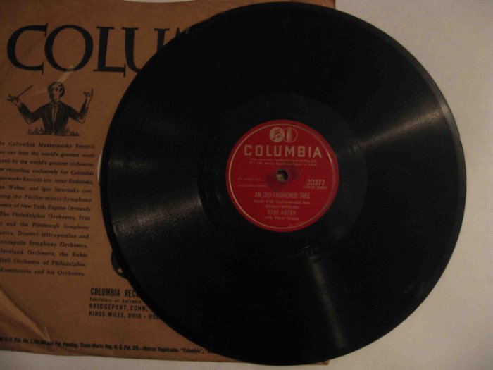 Gene Autry 78 rpm record, "An Old-Fashioned Tree"/"Here Comes Santa Claus"