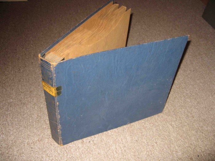 Vintage album for storing ten 10-inch phonograph disks (78s etc.)