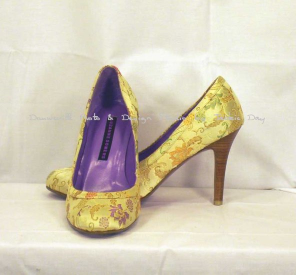 SUZANNE SOMERS GOLD ASIAN EMBROIDER PRINT ROUND TOE PUMP 10M