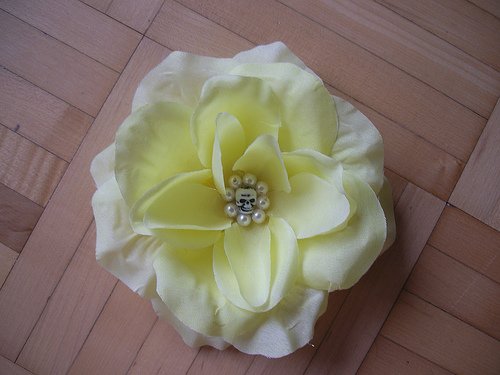 Pale Yellow Skulleez Hair Clip